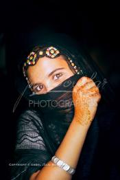 Image du Maroc Professionnelle de  Une jeune fille du désert pose en tenue traditionnelle durant le grand Moussem de Tan Tan. Ce grand rassemblement est organisé dans un site désertique sur lequel la ville de Tan Tan a toujours accueilli la majorité des tribus et des grandes familles nomades du désert lors d'un grand moussem, Samedi 18 septembre 2004. (Photo / Abdeljalil Bounhar)




